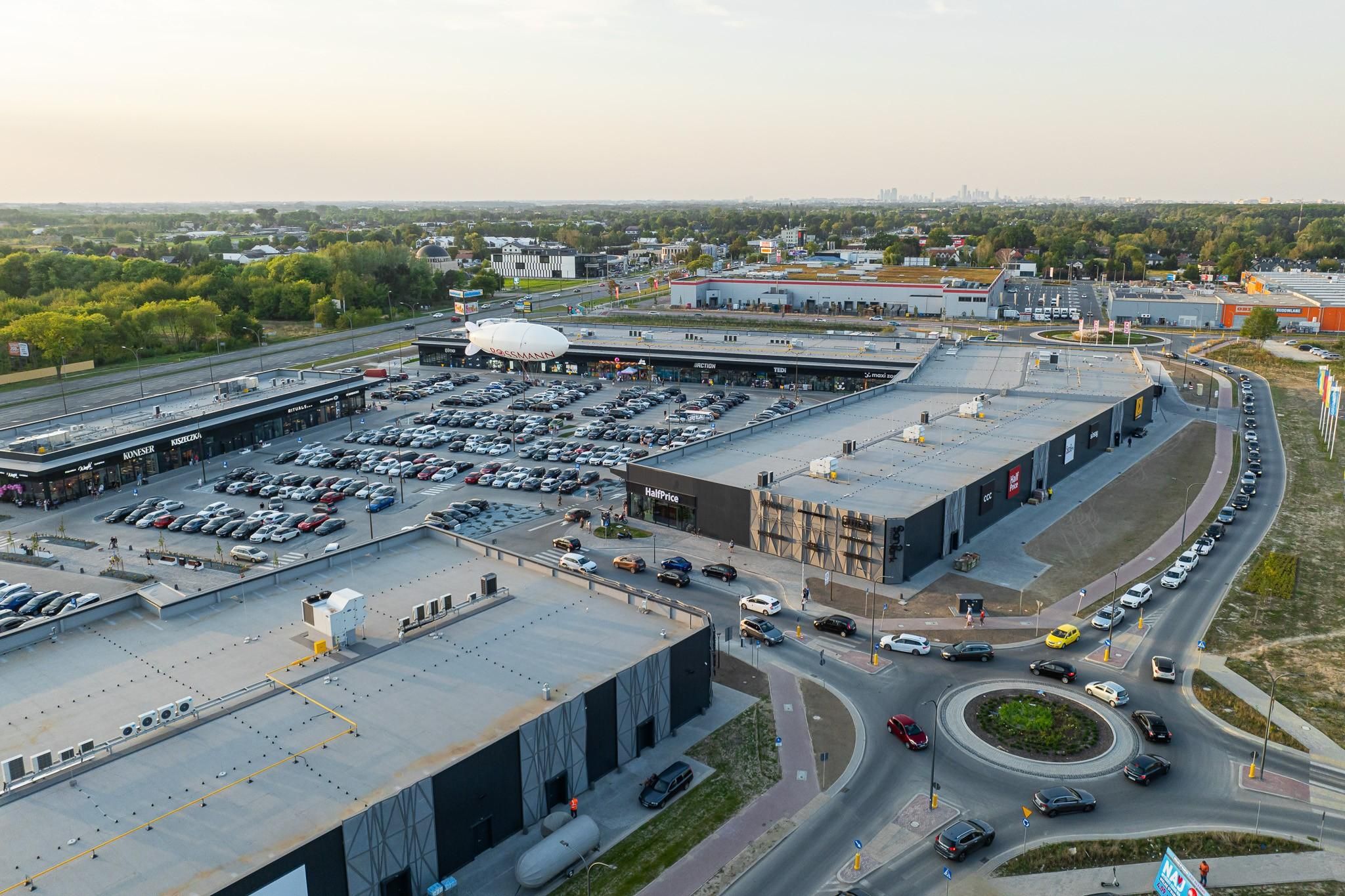 Shopping mall & retail parking